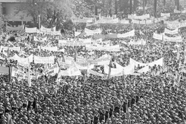 Nhân dân thành phố Sài Gòn míttinh chào mừng Ủy ban Quân quản thành phố ra mắt, ngày 7/5/1975. (Ảnh: Minh Lộc/TTXVN) 