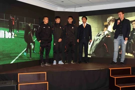 Các cầu thủ trẻ Việt Nam tại buổi giao lưu (từ trái qua): Đào Quang Anh, Phùng Quang Tú và Nguyễn Lê Phát.(Ảnh: Hương Giang/TTXVN)