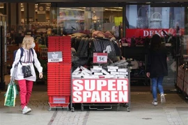 Người dân mua sắm tại một cửa hàng ở Berlin, Đức. (Ảnh: THX/TTXVN)