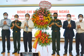 Trưởng Ban Tuyên giáo Trung ương Nguyễn Trọng Nghĩa thăm y bác sỹ tại Bệnh viện Quân Y 175. (Ảnh: Thu Hương/TTXVN)