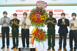 Trưởng Ban Tuyên giáo Trung ương Nguyễn Trọng Nghĩa thăm y bác sỹ tại Bệnh viện Quân Y 175. (Ảnh: Thu Hương/TTXVN)