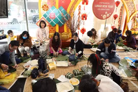 Người Việt tại Anh tham gia cuộc thi gói bánh chưng tại Lễ hội Tết Nguyên đán Nhâm Dần. (Ảnh: Đình Thư TTXVN)
