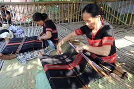 Người Cơ Tu ở xã Hòa Bắc, huyện Hòa Vang (Đà Nẵng) vẫn giữ được nghề dệt thổ cẩm truyền thống. (Ảnh: Trần Lê Lâm/TTXVN)