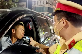 Kiểm tra nồng độ cồn là một trong số những nội dung xuyên suốt để đảm bảo an toàn giao thông hướng đến SEA Games 31. (Ảnh: Thanh Vân/TTXVN) 