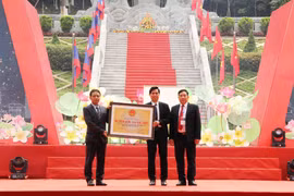 Đại diện lãnh đạo Bộ Văn hóa, Thể thao và Du lịch trao Bằng xếp hạng di tích Quốc gia đặc biệt Khu di tích lịch sử cách mạng Việt Nam-Lào cho đại diện tỉnh Sơn La. (Ảnh: Nguyễn Cường/TTXVN)