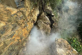 Lực lượng công binh kích ngòi nổ để đánh sập cửa hang ở bãi vàng Nậm Suổng. (Ảnh: Việt Hoàng/TTXVN)