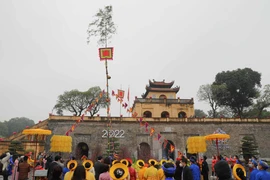 Cây nêu ngày Tết được dựng trong khu di sản thế giới Hoàng Thành Thăng Long. (Ảnh: Thanh Tùng/TTXVN)