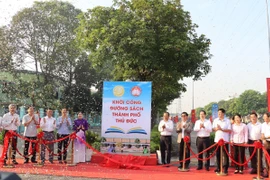 Các đại biểu thực hiện nghi thức khởi công Đường sách thành phố Thủ Đức. (Ảnh: Thu Hoài/TTXVN)
