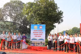 Các đại biểu thực hiện nghi thức khởi công Đường sách thành phố Thủ Đức. (Ảnh: Thu Hoài/TTXVN)
