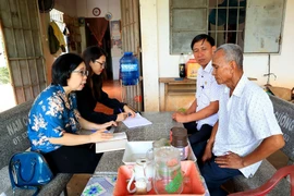 Ông Cao Sơn (ngoài cùng, bên phải), dân tộc Khmer, Đảng viên, là người có uy tín trong cộng đồng dân tộc thiểu số ở vùng biên giới Chàng Riệc, ấp Tân Khai, xã Tân Lập, huyện Tân Biên. (Ảnh: Hồng Đạt/TTXVN)