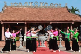 Người dân tham gia diễn tấu cồng chiêng trước sân Đình Khoang, xã Hương Cần, huyện Thanh Sơn, tỉnh Phú Thọ trong Tết cúng cơm mới. (Ảnh: Trung Kiên/TTXVN)
