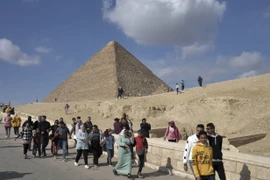 Khách du lịch tham quan Kim tự tháp Giza ở Cairo, Ai Cập. (Nguồn: AFP/TTXVN)