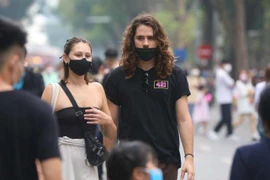 Du khách quốc tế trải nghiệm phố đi bộ Hồ Gươm. (Ảnh: Minh Quyết/TTXVN) 