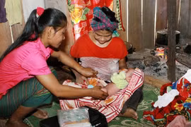 Cô đỡ thôn bản huyện Minh Hóa (Quảng Bình) chăm sóc sức khoẻ sinh sản cho đồng bào dân tộc. (Ảnh: Dương Ngọc/TTXVN) 