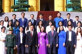 Phó Chủ tịch nước Võ Thị Ánh Xuân với các tài năng trẻ khoa học công nghệ năm 2022. (Ảnh: Văn Điệp/TTXVN)
