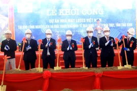 Các đại biểu thực hiện nghi thức khởi công Nhà máy Lotes Thái Thụy Việt Nam. (Ảnh: Thế Duyệt/TTXVN)