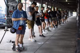Người dân xếp hàng chờ tiêm vaccine phòng bệnh đậu mùa khỉ ở New York, Mỹ ngày 17/7/2022. (Ảnh: AFP/TTXVN) 