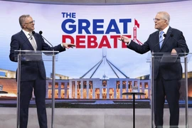 Thủ tướng Australia Scott Morrison (phải), lãnh đạo đảng Tự do Australia, và lãnh đạo Công đảng đối lập Anthony Albanese trong cuộc tranh luận trực tiếp trên truyền hình lần thứ hai, tại Sydney, ngày 8/5/2022. (Ảnh: AFP/TTXVN)