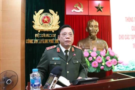 Phó Chủ tịch UBND thành phố Hà Nội Lê Hồng Sơn trao Bằng khen của Chủ tịch UBND thành phố cho các tập thể có thành tích xuất sắc trong công tác đấu tranh phòng, chống tội phạm. (Ảnh: Phạm Kiên/TTXVN) 