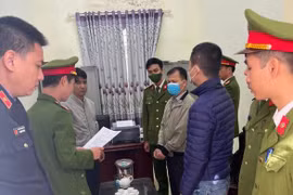 Cơ quan tố tụng đọc lệnh bắt ông Trương Văn Tư. (Nguồn: Công an tỉnh Bắc Giang)