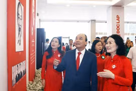 Chủ tịch nước Nguyễn Xuân Phúc tham quan khu trưng bày hoạt động của Hội Chữ thập Đỏ Việt Nam qua các thời kỳ. (Ảnh: Thống Nhất/TTXVN)