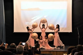 Tiết mục múa Xin chào Việt Nam tại Ngày Việt Nam. (Ảnh: Duy Trinh/TTXVN)