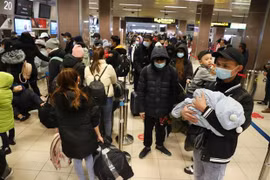 Bà con sơ tán từ Ukraine chuẩn bị làm thủ tục xuất cảnh tại sân bay thủ đô Bucharest của Romnia để về nước, hôm 7/3/2022. (Ảnh: Mạnh Hùng/TTXVN) 