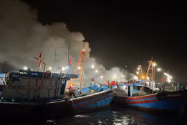 Tàu cá của ngư dân bốc cháy dữ dội trong đêm. (Ảnh: TTXVN/phát)