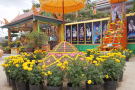 Sư sãi và đồng bào Khmer tại các phum sóc trên địa bàn tỉnh Sóc Trăng trang trí trong khuôn viên chùa chờ đón mừng năm mới. (Ảnh: Chanh Đa/TTXVN)