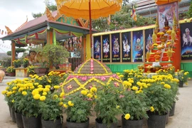 Sư sãi và đồng bào Khmer tại các phum sóc trên địa bàn tỉnh Sóc Trăng trang trí trong khuôn viên chùa chờ đón mừng năm mới. (Ảnh: Chanh Đa/TTXVN)