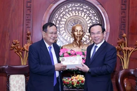 Ông Nguyễn Văn Nên (phải), Ủy viên Bộ Chính trị, Bí thư Thành ủy Thành phố Hồ Chí Minh tặng quà kỷ niệm ông Rajkumar Ranjan Singh, Quốc vụ khanh Bộ Ngoại giao và Bộ Giáo dục Ấn Độ. (Ảnh: Xuân Khu/TTXVN)