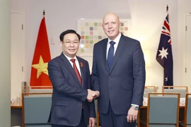 Chủ tịch Quốc hội Vương Đình Huệ và lãnh đạo Đảng đối lập tại Hạ viện Peter Dutton. (Ảnh: Doãn Tấn/TTXVN) 