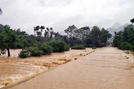 Mưa lớn khiến mực nước các sông suối lên cao, chia cắt nhiều địa phương thuộc huyện Con Cuông. (Ảnh: TTXVN phát)