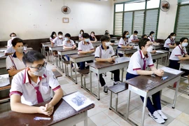 Thí sinh dự thi tại điểm thi Trường Trung học Phổ thông Trưng Vương (Quận 3). (Ảnh: Hồng Giang/TTXVN)