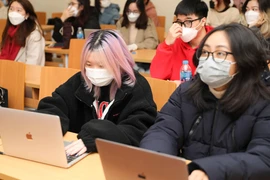 Sinh viên trường Đại học Kinh tế Quốc dân tới trường học trực tiếp, thực hiện tốt công tác phòng, chống dịch. (Ảnh: Thanh Tùng/TTXVN) 
