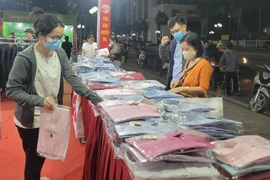 Các sản phẩm của các doanh nghiệp tham gia Chương trình Tháng khuyến mại Hà Nội năm 2022. (Ảnh: Phương Anh/TTXVN)