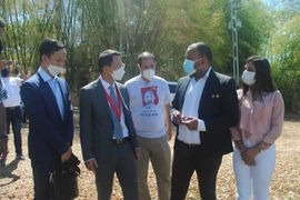 Đại sứ Việt Nam Lê Viết Duyên trao đổi với Hiệu trưởng trường Đại học Quốc gia Thực nghiệm Rómulo Gallegos, ông Jose Torealba (thứ hai, bên phải). (Ảnh: TTXVN phát)