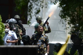Binh sỹ được triển khai giữ trật tự tại Colombo, Sri Lanka, ngày 13/7. (Nguồn: AFP/TTXVN)