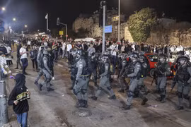 Cảnh sát Israel đụng độ với người Palestine ở Thành cổ Jerusalem ngày 3/4. (Ảnh: AFP/TTXVN)