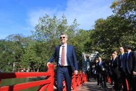 Thái tử kế vị Đan Mạch Frederik đi dạo trên cầu Thê Húc, hồ Hoàn Kiếm (Hà Nội). (Ảnh: Lâm Khánh/TTXVN) 