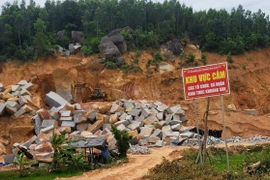 Mặc dù thị xã Đông Hòa đã thực hiện nhiều giải pháp nhưng vẫn xảy ra tình trạng khai thác đất đá trái phép trong thời gian qua. (Ảnh: TTXVN phát)