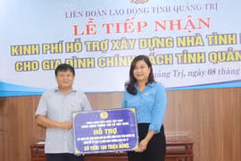 Ông Đinh Đăng Quang, Ủy viên Ban chấp hành Công đoàn Viên chức Việt Nam, Phó Tổng Giám đốc, Chủ tịch Công đoàn TTXVN trao hỗ trợ cho tỉnh Quảng Trị. (Nguồn: TTXVN) 