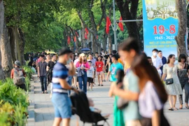 Không gian đi bộ hồ Hoàn Kiếm nhộn nhịp những ngày nghỉ lễ Quốc khánh. (Ảnh: Thanh Tùng/TTXVN) 