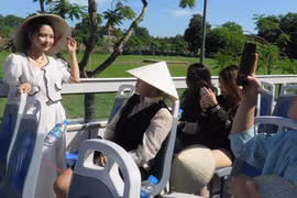 Trên xe buýt City Sightseeing, hành khách được thưởng lãm kiến trúc nguy nga của Kinh thành Đại nội Huế. (Ảnh: Mai Trang/TTXVN)