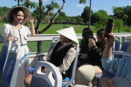 Trên xe buýt City Sightseeing, hành khách được thưởng lãm kiến trúc nguy nga của Kinh thành Đại nội Huế. (Ảnh: Mai Trang/TTXVN)