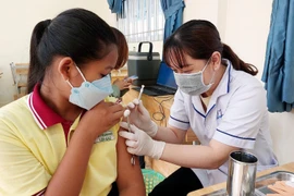 Tiêm vaccine cho trẻ em dưới 12 tuổi tại Sóc Trăng. (Ảnh: Trung Hiếu/TTXVN)