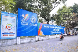 Ápphích kích thước lớn cổ động cho SEA Games 31 được bố trí phía trước Gò Đống Đa trên đường Tây Sơn (Đống Đa, Hà Nội). (Ảnh: Hoàng Hiếu/TTXVN) 