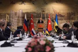 Tổng thống Thổ Nhĩ Kỳ Recep Tayyip Erdogan (giữa) trong cuộc gặp phái đoàn Nga (trái) và Ukraine (phải) tại thành phố Istanbul, ngày 29/3. (Ảnh: AFP/TTXVN)