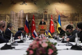 Tổng thống Thổ Nhĩ Kỳ Recep Tayyip Erdogan (giữa) trong cuộc gặp phái đoàn Nga (trái) và Ukraine (phải) tại thành phố Istanbul, ngày 29/3. (Ảnh: AFP/TTXVN)