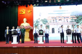 Lãnh đạo các Bộ, lãnh đạo tỉnh Hưng Yên và đại diện các doanh nghiệp, nhà vườn khởi động chương trình đưa nhãn và nông sản Hưng Yên lên sàn thương mại điện tử 2022. (Ảnh: Đỗ Huyền/TTXVN)